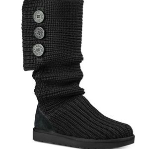 Size 8 woman’s black knitted uggs!